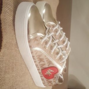 Never worn! Michael Michael kors sneaker!